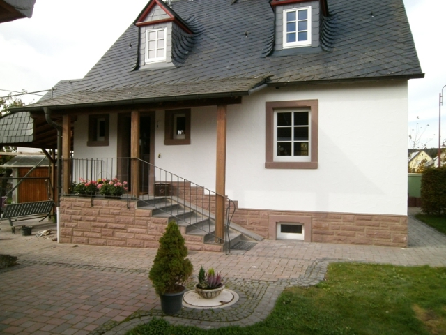 Altbausanierung, Fenstergewände, Türgewände und Sockelverblendung in Kylltaler Sandstein rot, Treppenanlage in Basalt