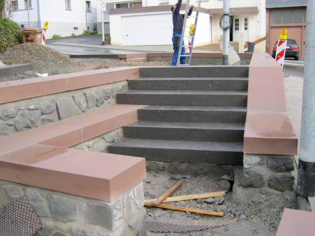 Blockstufen in Basalt Abdeckung in Kylltaler Sandstein rot