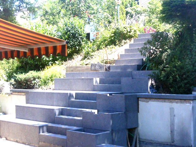 Gartengestaltung in Basalt mit eingearbeitetem Wasserlauf