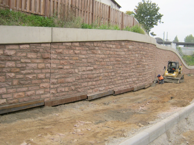 Mauer mit Kylltaler Sandstein rot