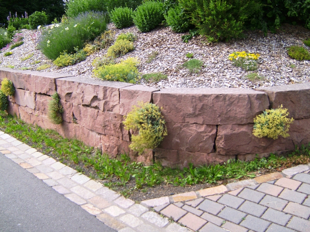 Mauer in Kylltaler Sandstein