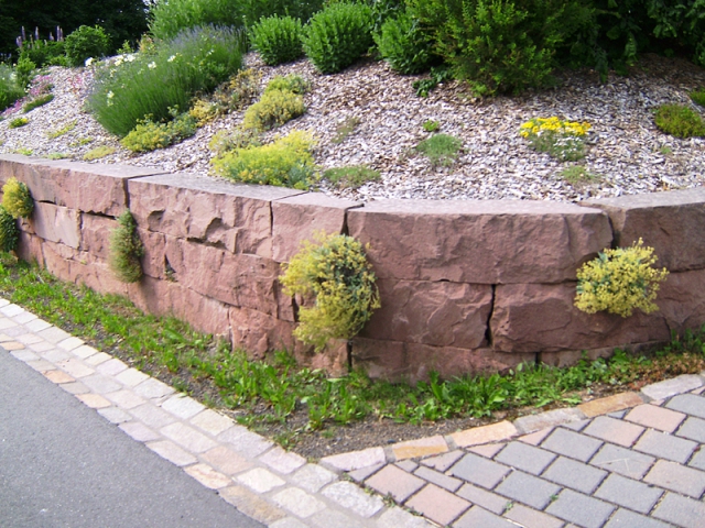Mauer in Kylltaler Sandstein