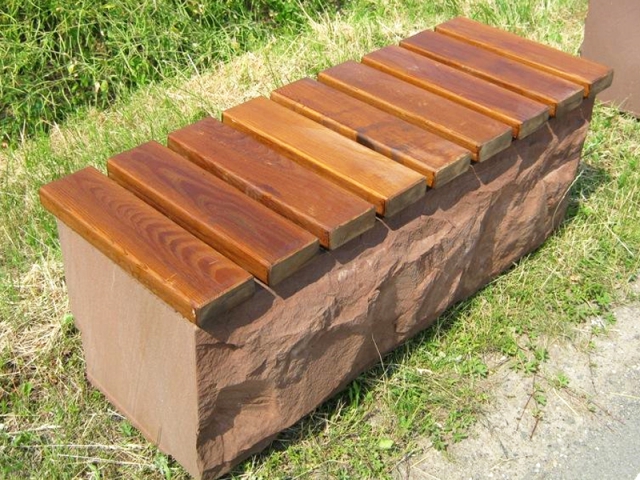 Sitzgelegenheit mit Holzauflage in Kylltaler Sandstein rot