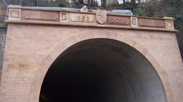 Historischer Tunnel Mainz, Verblendung, Stein: Kylltaler Rot, Kylltaler Gebändert, 2008